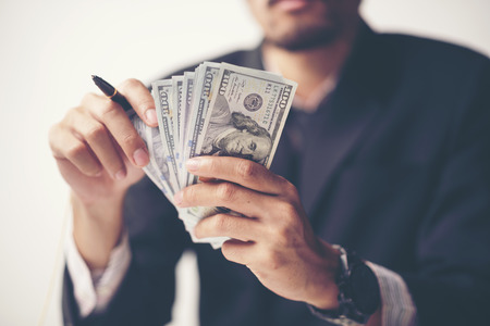 有名人や芸能人をかたる投資詐欺に騙されないためのポイント